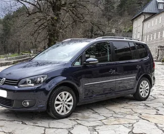 Vooraanzicht van een huurauto Volkswagen Touran in Budva, Montenegro ✓ Auto #6300. ✓ Transmissie Automatisch TM ✓ 1 beoordelingen.