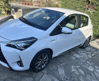 Vooraanzicht van een huurauto Toyota Yaris in Budva, Montenegro ✓ Auto #6296. ✓ Transmissie Automatisch TM ✓ 2 beoordelingen.