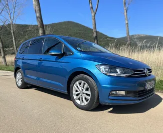 Vooraanzicht van een huurauto Volkswagen Touran in Budva, Montenegro ✓ Auto #6299. ✓ Transmissie Automatisch TM ✓ 0 beoordelingen.