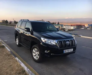 Vooraanzicht van een huurauto Toyota Land Cruiser Prado in Tbilisi, Georgië ✓ Auto #6476. ✓ Transmissie Automatisch TM ✓ 0 beoordelingen.