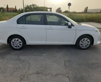 Toyota Corolla Axio 2018 beschikbaar voor verhuur in Larnaca, met een kilometerlimiet van onbeperkt.