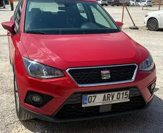 Vooraanzicht van een huurauto SEAT Arona op de luchthaven van Antalya, Turkije ✓ Auto #4906. ✓ Transmissie Automatisch TM ✓ 0 beoordelingen.