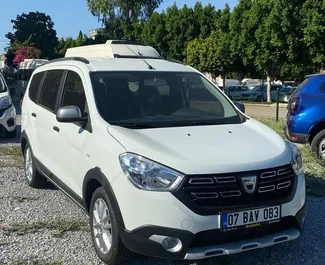 Vooraanzicht van een huurauto Dacia Lodgy Stepway op de luchthaven van Antalya, Turkije ✓ Auto #4903. ✓ Transmissie Handmatig TM ✓ 0 beoordelingen.