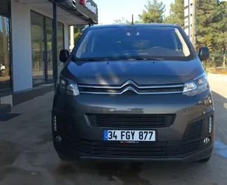 Vooraanzicht van een huurauto Citroen Jumpy in Antalya, Turkije ✓ Auto #6370. ✓ Transmissie Automatisch TM ✓ 0 beoordelingen.