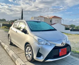 Vooraanzicht van een huurauto Toyota Vitz in Limassol, Cyprus ✓ Auto #6386. ✓ Transmissie Automatisch TM ✓ 0 beoordelingen.