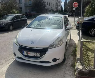 Vooraanzicht van een huurauto Peugeot 208 in Podgorica, Montenegro ✓ Auto #6575. ✓ Transmissie Handmatig TM ✓ 1 beoordelingen.