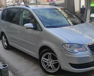 Vooraanzicht van een huurauto Volkswagen Touran in Saranda, Albanië ✓ Auto #4557. ✓ Transmissie Automatisch TM ✓ 0 beoordelingen.