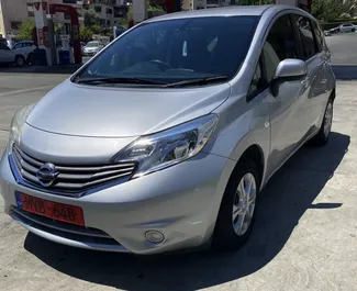 Vooraanzicht van een huurauto Nissan Note in Limassol, Cyprus ✓ Auto #2246. ✓ Transmissie Automatisch TM ✓ 2 beoordelingen.