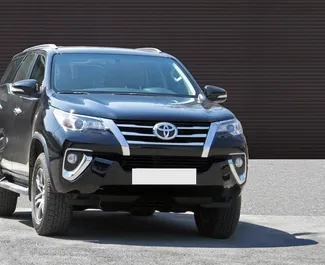 Vooraanzicht van een huurauto Toyota Fortuner in Jerevan, Armenië ✓ Auto #1177. ✓ Transmissie Automatisch TM ✓ 0 beoordelingen.