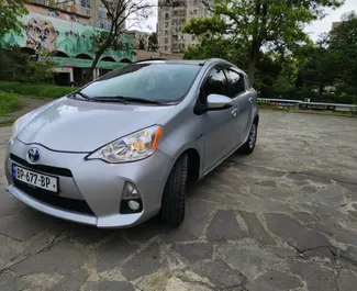 Vooraanzicht van een huurauto Toyota Prius C in Tbilisi, Georgië ✓ Auto #6484. ✓ Transmissie Automatisch TM ✓ 1 beoordelingen.