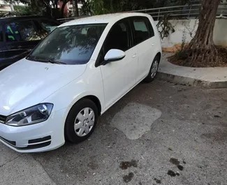 Vooraanzicht van een huurauto Volkswagen Golf 7 op Kreta, Griekenland ✓ Auto #1557. ✓ Transmissie Handmatig TM ✓ 0 beoordelingen.