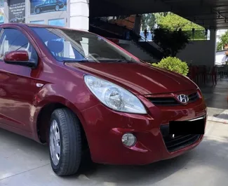 Vooraanzicht van een huurauto Hyundai i20 in Tirana, Albanië ✓ Auto #6432. ✓ Transmissie Handmatig TM ✓ 2 beoordelingen.