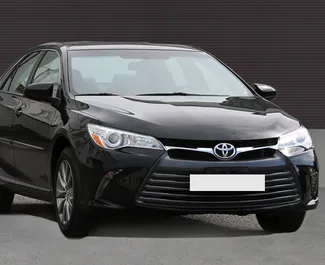 Vooraanzicht van een huurauto Toyota Camry in Jerevan, Armenië ✓ Auto #1165. ✓ Transmissie Automatisch TM ✓ 0 beoordelingen.