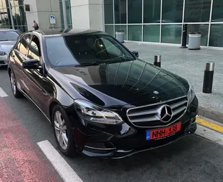 Vooraanzicht van een huurauto Mercedes-Benz E220 in Limassol, Cyprus ✓ Auto #2083. ✓ Transmissie Automatisch TM ✓ 1 beoordelingen.