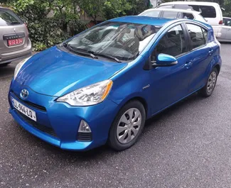 Vooraanzicht van een huurauto Toyota Prius C in Tbilisi, Georgië ✓ Auto #6572. ✓ Transmissie Automatisch TM ✓ 3 beoordelingen.