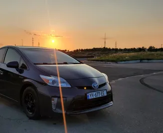 Vooraanzicht van een huurauto Toyota Prius in Tbilisi, Georgië ✓ Auto #6600. ✓ Transmissie Automatisch TM ✓ 0 beoordelingen.