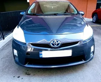 Vooraanzicht van een huurauto Toyota Prius in Tbilisi, Georgië ✓ Auto #6579. ✓ Transmissie Automatisch TM ✓ 4 beoordelingen.