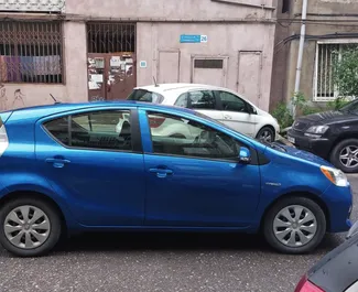 Autohuur Toyota Prius C 2013 in in Georgië, met Hybride brandstof en 96 pk ➤ Vanaf 62 GEL per dag.