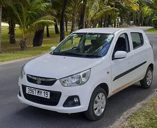 Vooraanzicht van een huurauto Suzuki Alto op Mauritius Luchthaven, Mauritius ✓ Auto #6589. ✓ Transmissie Automatisch TM ✓ 0 beoordelingen.