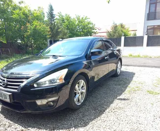 Vooraanzicht van een huurauto Nissan Altima in Tbilisi, Georgië ✓ Auto #6595. ✓ Transmissie Automatisch TM ✓ 1 beoordelingen.