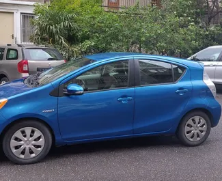 Verhuur Toyota Prius C. Economy, Comfort Auto te huur in Georgië ✓ Borg van Zonder Borg ✓ Verzekeringsmogelijkheden TPL.