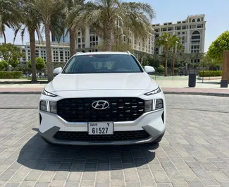 Benzine motor van 2,0L van Hyundai Santa Fe 2023 te huur in Dubai.