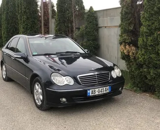 Vooraanzicht van een huurauto Mercedes-Benz C180 in Tirana, Albanië ✓ Auto #5008. ✓ Transmissie Automatisch TM ✓ 2 beoordelingen.