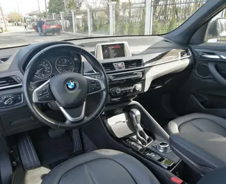 Benzine motor van 2,0L van BMW X1 2020 te huur in Tbilisi.