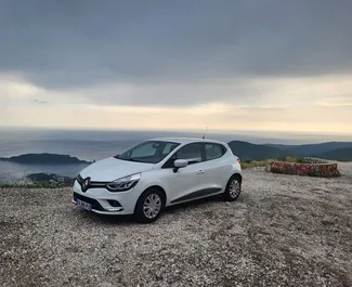 Vooraanzicht van een huurauto Renault Clio 4 in Budva, Montenegro ✓ Auto #6612. ✓ Transmissie Handmatig TM ✓ 7 beoordelingen.