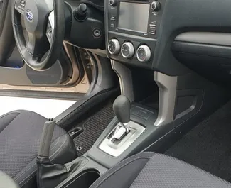 Interieur van Subaru Forester te huur in Georgië. Een geweldige auto met 5 zitplaatsen en een Automatisch transmissie.