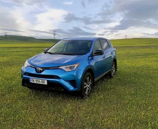 Vooraanzicht van een huurauto Toyota Rav4 in Tbilisi, Georgië ✓ Auto #6574. ✓ Transmissie Automatisch TM ✓ 1 beoordelingen.