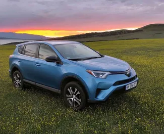 Interieur van Toyota Rav4 te huur in Georgië. Een geweldige auto met 5 zitplaatsen en een Automatisch transmissie.