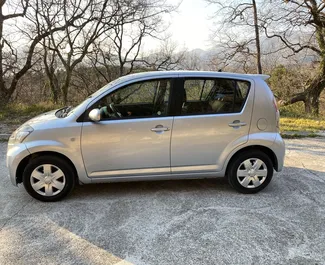 Verhuur Daihatsu Sirion. Economy Auto te huur in Montenegro ✓ Borg van Borg van 100 EUR ✓ Verzekeringsmogelijkheden TPL, CDW, SCDW, FDW, Buitenland, Jonge.