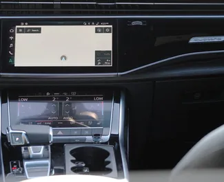 Interieur van Audi Q8 te huur in de VAE. Een geweldige auto met 5 zitplaatsen en een Automatisch transmissie.