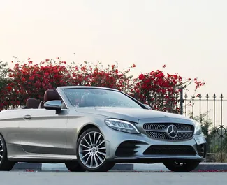 Vooraanzicht van een huurauto Mercedes-Benz C300 Cabrio in Dubai, Verenigde Arabische Emiraten ✓ Auto #6642. ✓ Transmissie Automatisch TM ✓ 3 beoordelingen.