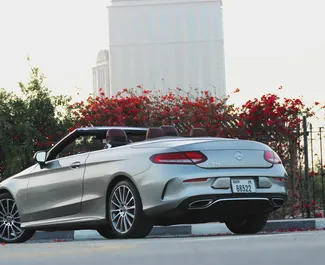 Mercedes-Benz C300 Cabrio 2020 beschikbaar voor verhuur in Dubai, met een kilometerlimiet van 250 km/dag.