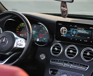 Interieur van Mercedes-Benz C300 Cabrio te huur in de VAE. Een geweldige auto met 4 zitplaatsen en een Automatisch transmissie.