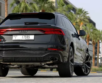 Audi RS Q8 2022 beschikbaar voor verhuur in Dubai, met een kilometerlimiet van 250 km/dag.