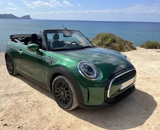 Vooraanzicht van een huurauto Mini Cooper Cabrio op de luchthaven van Ibiza, Spanje ✓ Auto #6603. ✓ Transmissie Automatisch TM ✓ 1 beoordelingen.