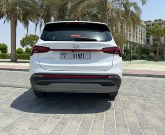 Hyundai Santa Fe 2023 beschikbaar voor verhuur in Dubai, met een kilometerlimiet van 250 km/dag.