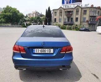 Benzine motor van 3,5L van Mercedes-Benz E-Class 2013 te huur in Tbilisi.