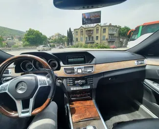 Interieur van Mercedes-Benz E-Class te huur in Georgië. Een geweldige auto met 5 zitplaatsen en een Automatisch transmissie.