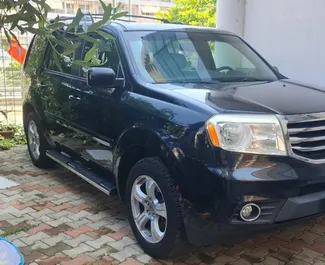 Vooraanzicht van een huurauto Honda Pilot in Tirana, Albanië ✓ Auto #6621. ✓ Transmissie Automatisch TM ✓ 0 beoordelingen.