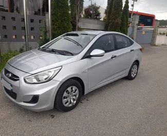 Vooraanzicht van een huurauto Hyundai Accent in Tirana, Albanië ✓ Auto #6533. ✓ Transmissie Handmatig TM ✓ 1 beoordelingen.