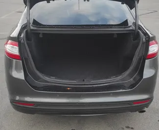 Interieur van Ford Fusion Sedan te huur in Georgië. Een geweldige auto met 5 zitplaatsen en een Automatisch transmissie.