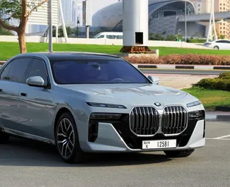 Vooraanzicht van een huurauto BMW 735i in Dubai, Verenigde Arabische Emiraten ✓ Auto #6648. ✓ Transmissie Automatisch TM ✓ 0 beoordelingen.