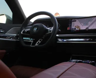 Verhuur BMW 735i. Premium, Luxe Auto te huur in de VAE ✓ Borg van Borg van 2000 AED ✓ Verzekeringsmogelijkheden TPL, CDW.