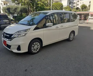 Vooraanzicht van een huurauto Nissan Serena in Limassol, Cyprus ✓ Auto #6597. ✓ Transmissie Automatisch TM ✓ 1 beoordelingen.