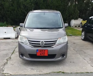 Vooraanzicht van een huurauto Nissan Serena in Larnaca, Cyprus ✓ Auto #3996. ✓ Transmissie Automatisch TM ✓ 0 beoordelingen.