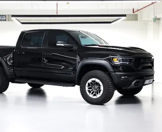 Autohuur Dodge Ram TRX 2023 in in de VAE, met Benzine brandstof en 702 pk ➤ Vanaf 2120 AED per dag.